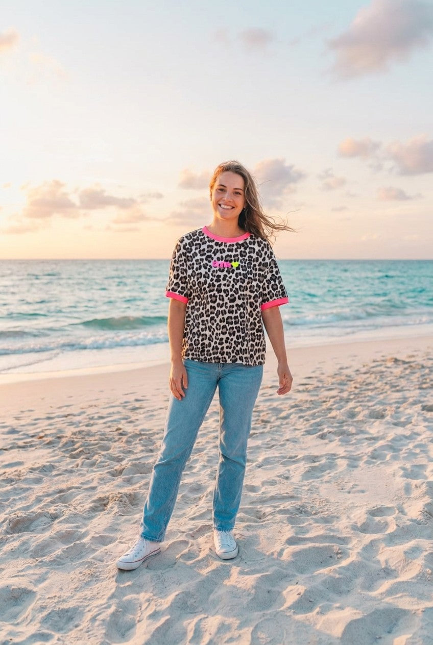 T-Shirt Leopard Oversized – TraumStück Sylt – Pink, Vorderansicht