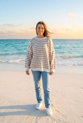 Pullover Strick Streifen Bouclé-Schriftzug – TraumStück Sylt – Beige, Vorderansicht
