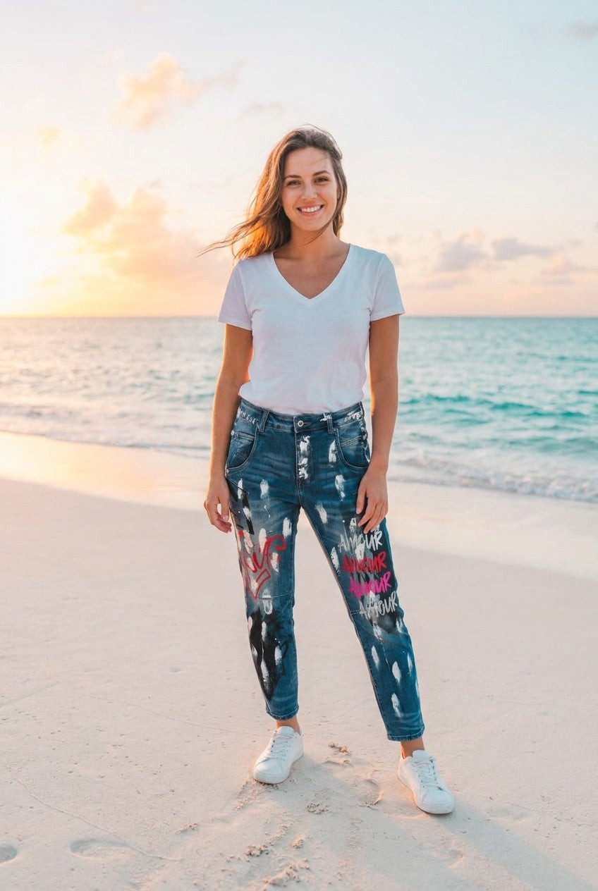 Jeans Graffiti-Print Blau – TraumStück Sylt – Blau, Vorderansicht