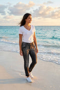 Jeans Schwarz Used-Look Nieten – TraumStück Sylt – Schwarz, Vorderansicht