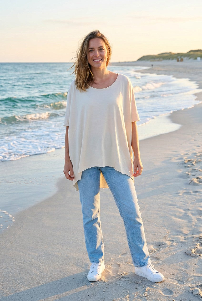 T-Shirt Oversized Wellensaum – TraumStück Sylt – Beige, Vorderansicht