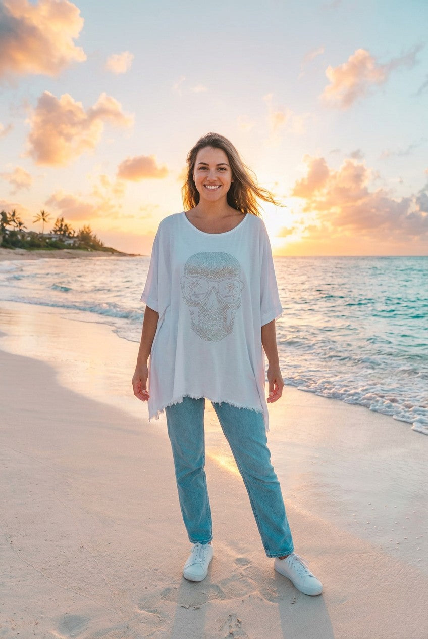 T-Shirt Skull-Motiv Strass Oversized – TraumStück Sylt – Weiß, Vorderansicht