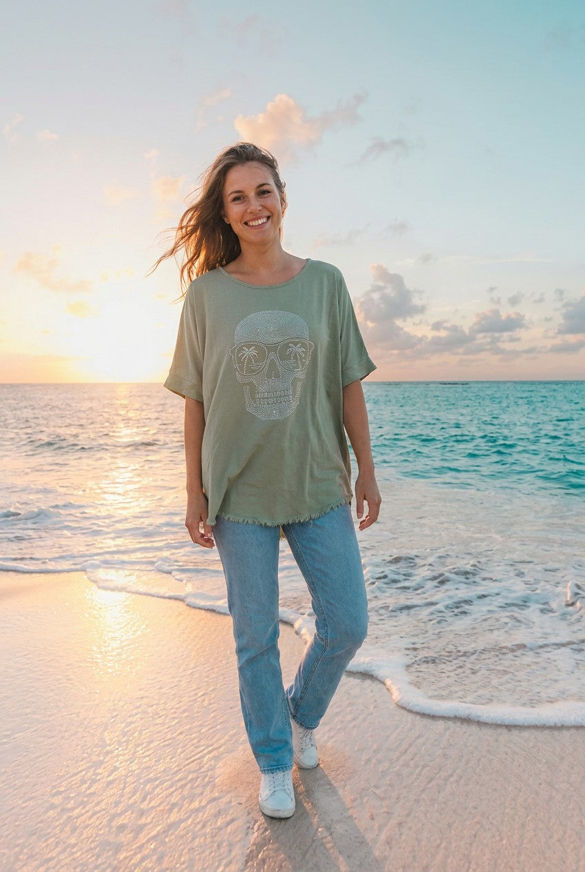 T-Shirt Skull-Motiv Strass Oversized – TraumStück Sylt – Grün, Vorderansicht