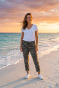 Jogger-Hose Camouflage Oliv – TraumStück Sylt – Oliv, Vorderansicht