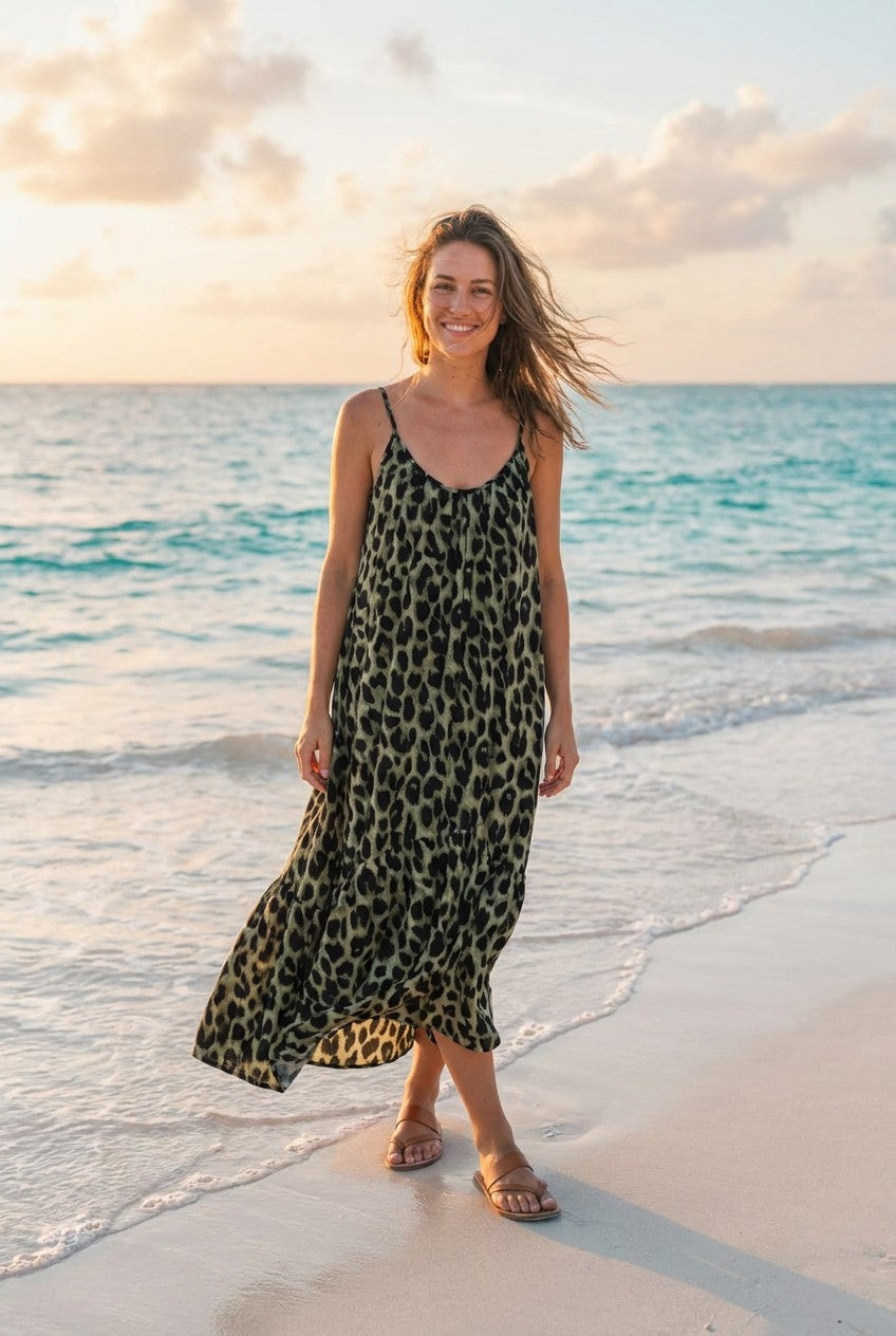 Maxikleid Leopard Oliv mit Volant – TraumStück Sylt – Oliv, Vorderansicht