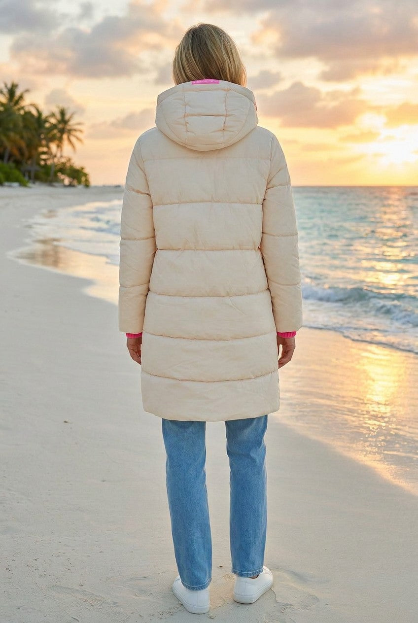 Zwillingsherz Steppmantel Oversized Knielang – Hellbeige, Rückansicht