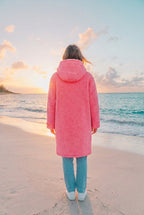 Zwillingsherz Teddyfleece-Mantel Kapuze – TraumStück Sylt – Pink, Rückansicht