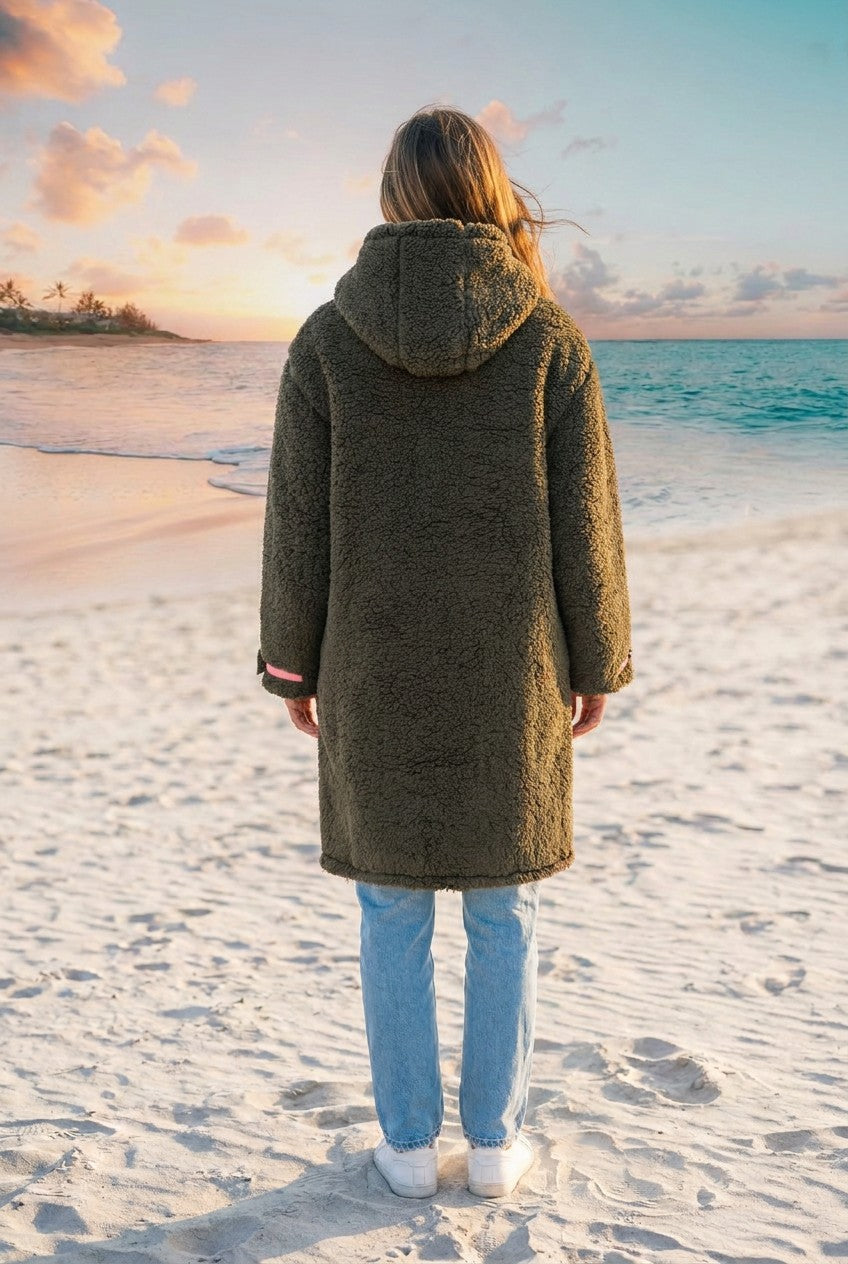 Zwillingsherz Teddyfleece-Mantel Kapuze – TraumStück Sylt – Khaki, Rückansicht