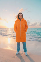 Zwillingsherz Teddyfleece-Mantel Kapuze – TraumStück Sylt – Orange, Vorderansicht