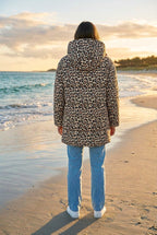 Zwillingsherz Winterjacke Leo-Print oversized – TraumStück Sylt – Beige, Rückansicht