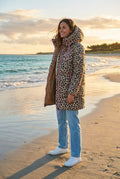 Zwillingsherz Winterjacke Leo-Print oversized – TraumStück Sylt – Beige, Vorderansicht