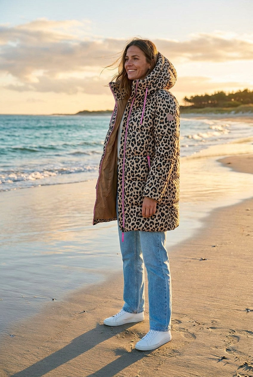 Zwillingsherz Winterjacke Leo-Print oversized – TraumStück Sylt – Beige, Vorderansicht