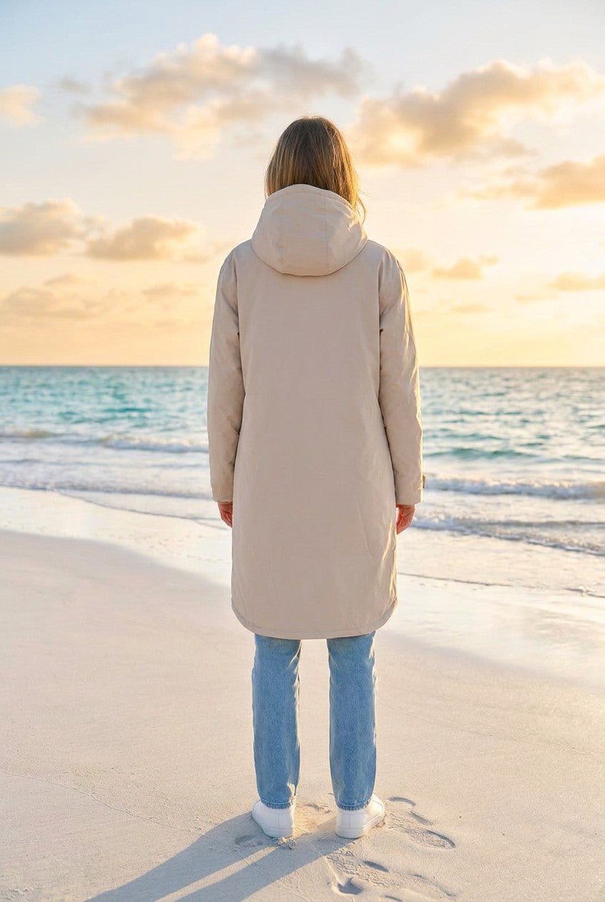 Zwillingsherz Parka knielang mit Kapuze – TraumStück Sylt – Hellbeige, Rückansicht