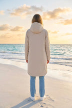 Zwillingsherz Parka knielang mit Kapuze – TraumStück Sylt – Hellbeige, Rückansicht