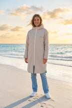Zwillingsherz Parka knielang mit Kapuze – TraumStück Sylt – Hellbeige, Vorderansicht