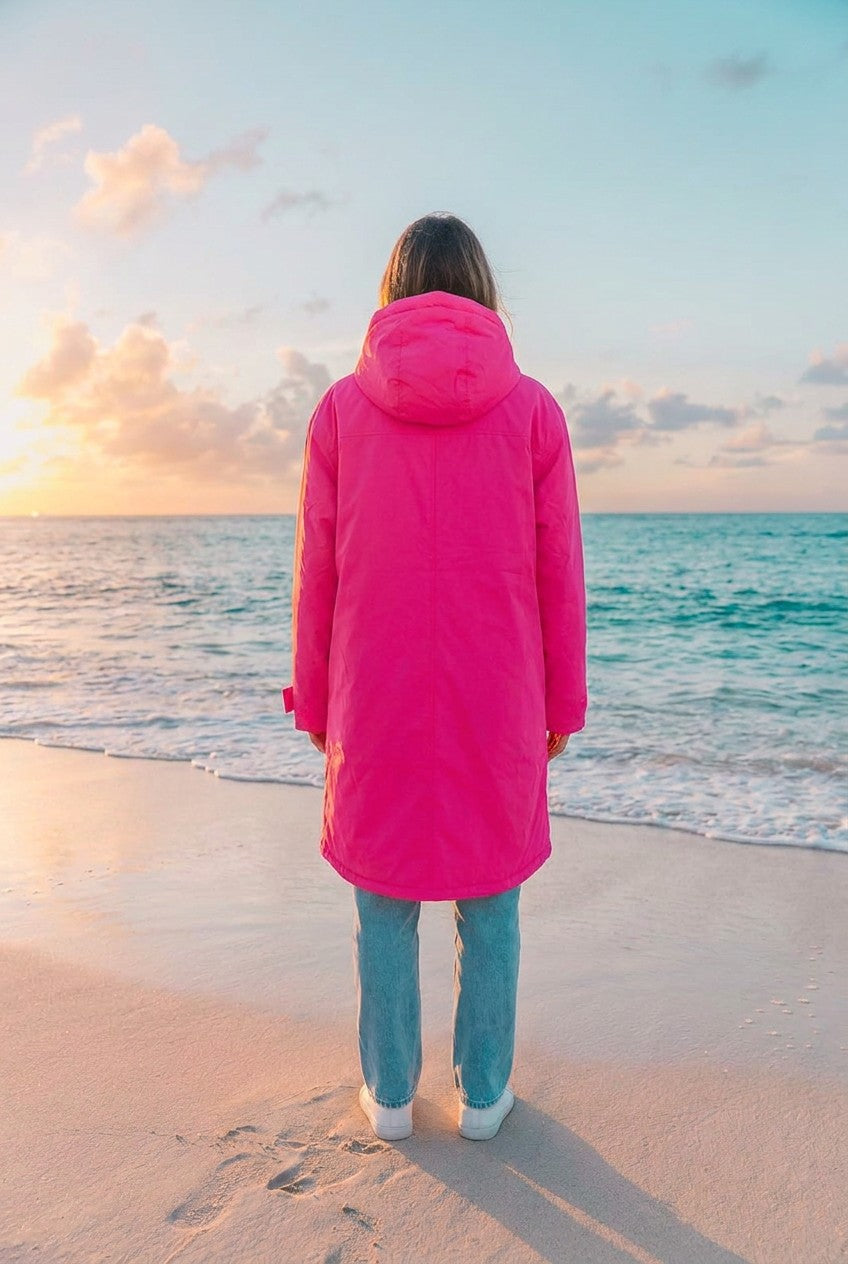 Zwillingsherz Parka knielang mit Kapuze – TraumStück Sylt – Neonpink, Rückansicht