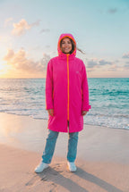 Zwillingsherz Parka knielang mit Kapuze – TraumStück Sylt – Neonpink, Vorderansicht