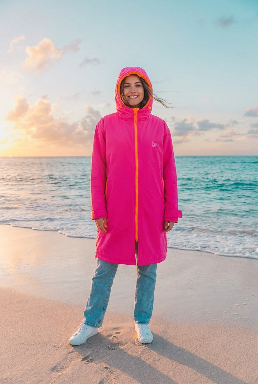 Zwillingsherz Parka knielang mit Kapuze – TraumStück Sylt – Neonpink, Vorderansicht