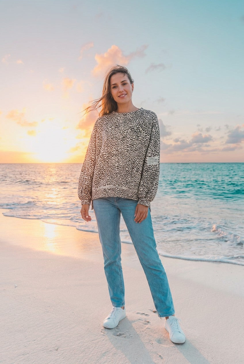 Sweatshirt Leopardenmuster Oversized – TraumStück Sylt – Beige, Vorderansicht