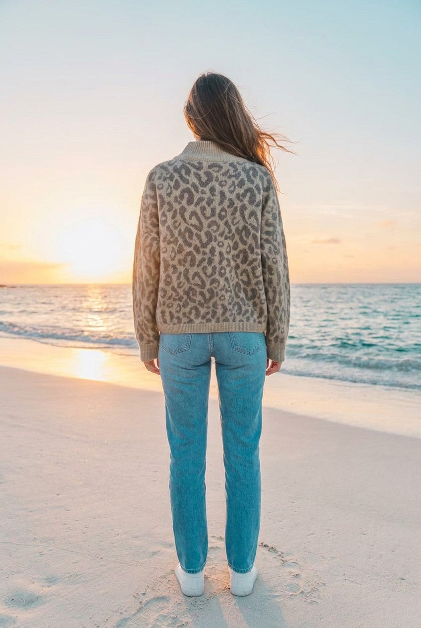 Strickjacke Leopardenmuster Oversized – TraumStück Sylt – Taupe, Rückansicht