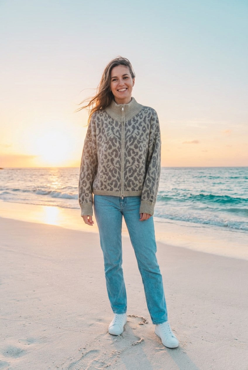 Strickjacke Leopardenmuster Oversized – TraumStück Sylt – Taupe, Vorderansicht