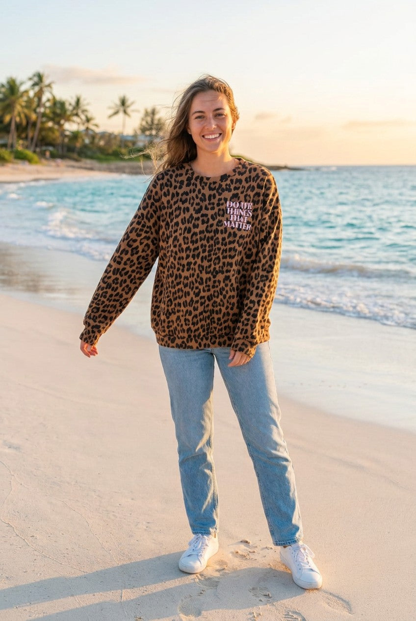 Sweatshirt Oversized Leopardenmuster – TraumStück Sylt – Braun, Vorderansicht