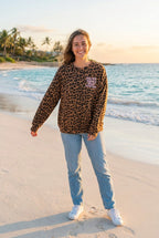 Sweatshirt Oversized Leopardenmuster – TraumStück Sylt – Braun, Vorderansicht