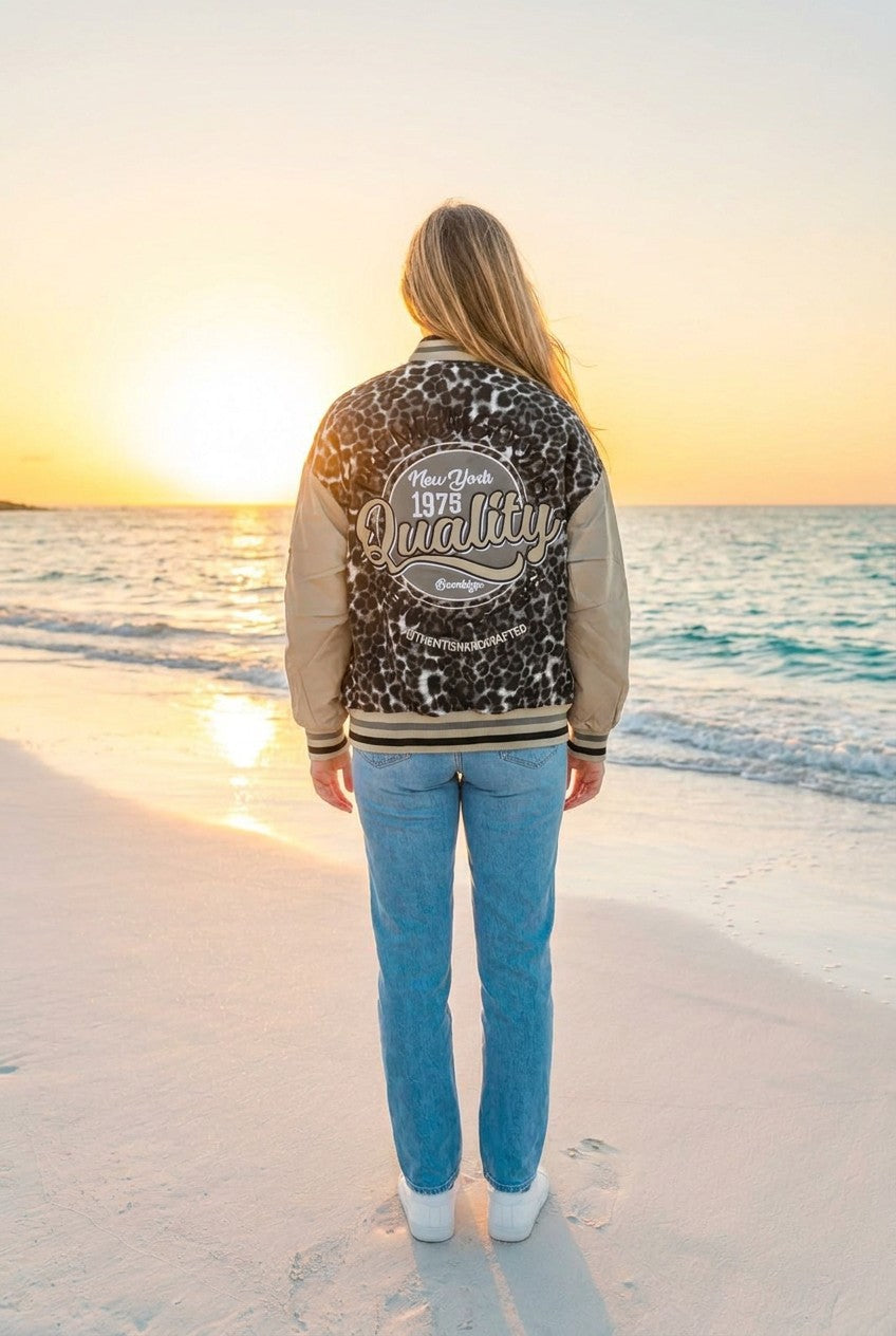 Bomberjacke Taupe mit Leopardenprint – TraumStück Sylt – Taupe, Rückansicht