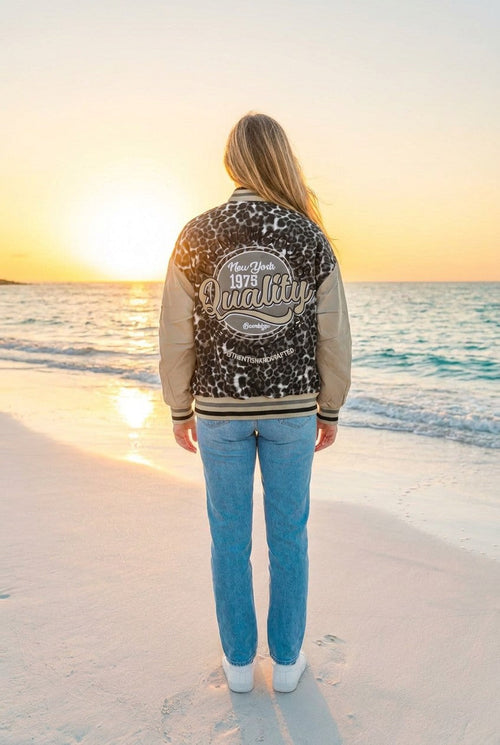 Bomberjacke Taupe mit Leopardenprint – TraumStück Sylt – Taupe, Rückansicht