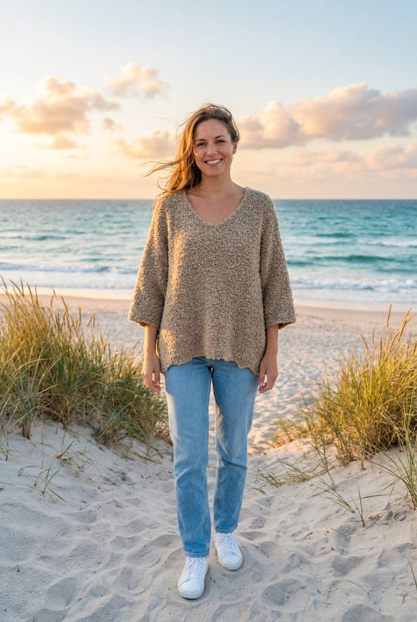 Pullover Oversized mit V-Ausschnitt – TraumStück Sylt – Braun, Vorderansicht