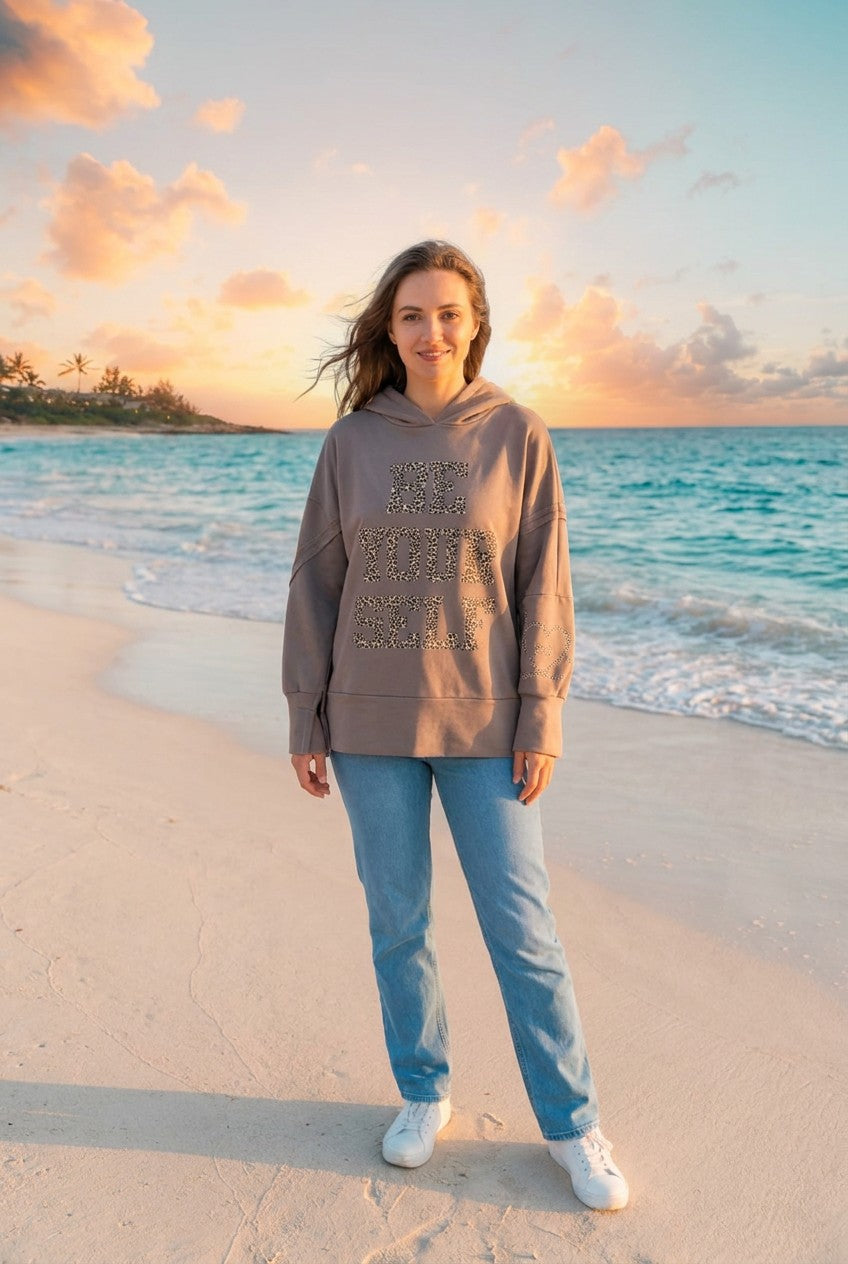 Hoodie Oversized Leopardenprint – TraumStück Sylt – Taupe, Vorderansicht