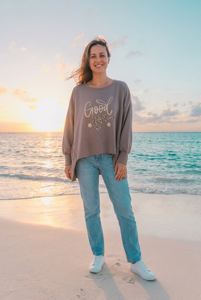Pullover Oversized Glitzer-Schriftzug – TraumStück Sylt – Beige, Vorderansicht