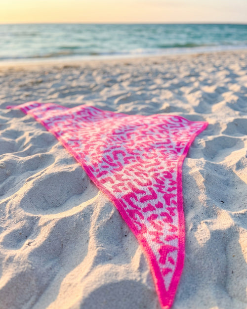 Dreieckschal Strick mit Wirbelmuster – TraumStück Sylt – Pink, Vorderansicht