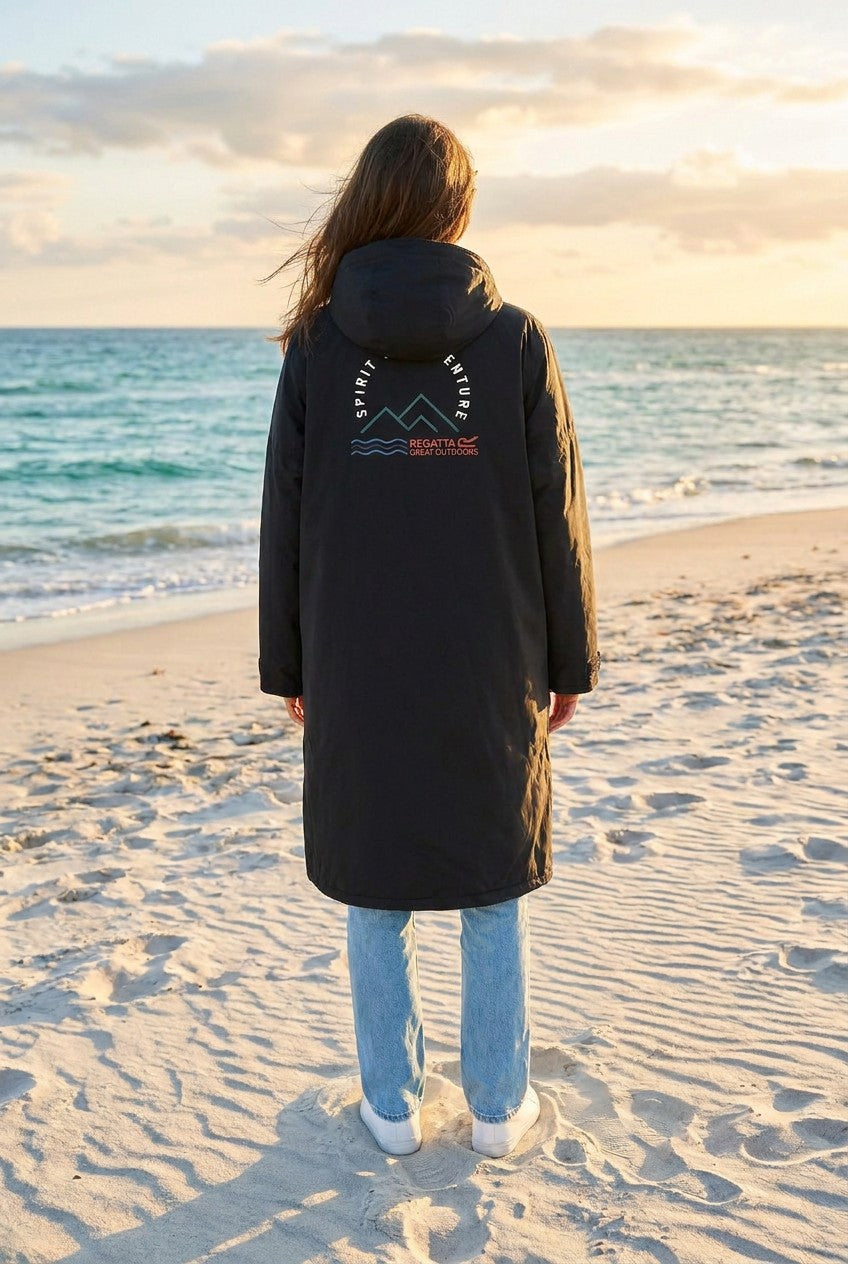 "Regatta" Umziehkleid Robe wasserdicht mit Regatta – TraumStück Sylt – Iron, Rückansicht