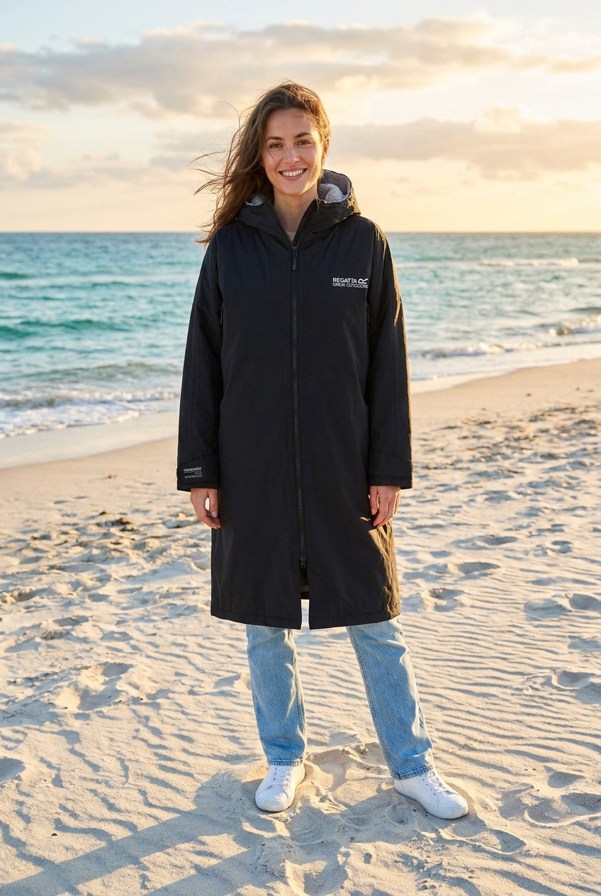 "Regatta" Umziehkleid Robe wasserdicht mit Regatta – TraumStück Sylt – Iron, Vorderansicht