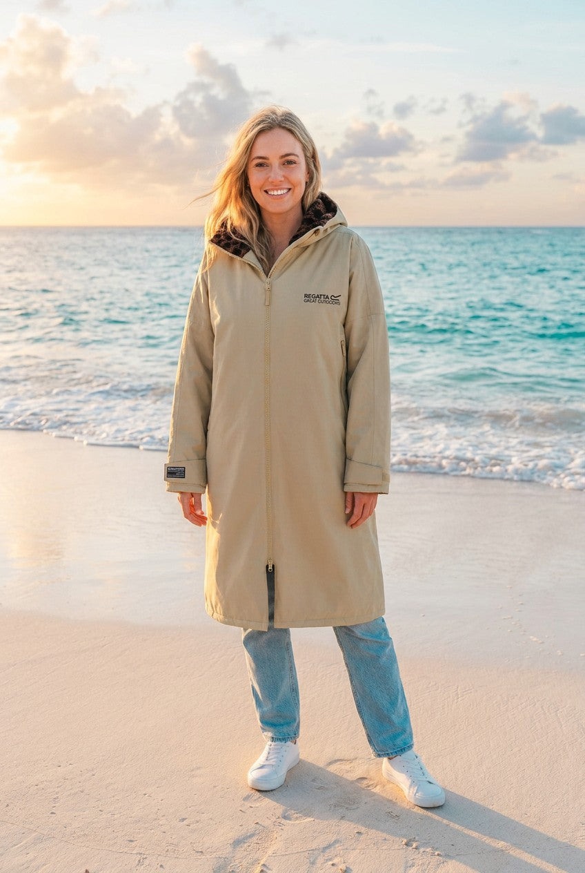 "Regatta" Umziehkleid Robe wasserdicht mit Regatta – TraumStück Sylt – Barleycorn, Vorderansicht