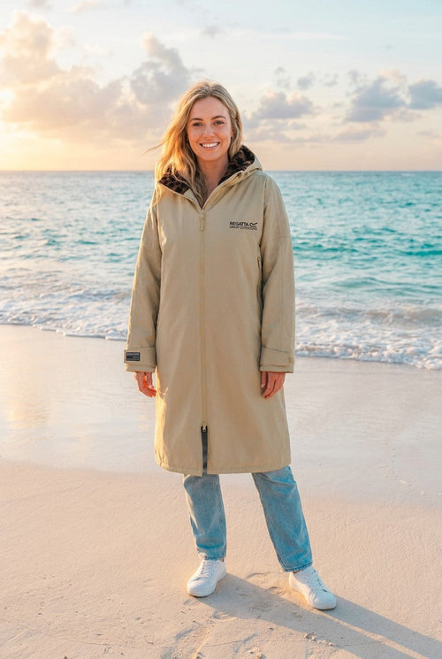 "Regatta" Umziehkleid Robe wasserdicht mit Regatta – TraumStück Sylt – Barleycorn, Vorderansicht