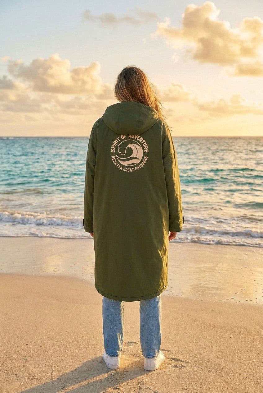 "Regatta" Umziehkleid Robe wasserdicht mit Regatta – TraumStück Sylt – Deep Pine, Rückansicht