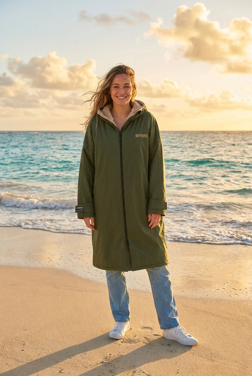 "Regatta" Umziehkleid Robe wasserdicht mit Regatta – TraumStück Sylt – Deep Pine, Vorderansicht