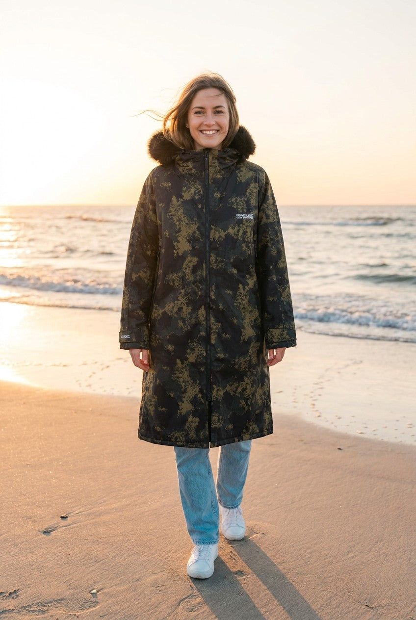 Umziehkleid "REGATTA" UMZIEHKLEID ROBE WASSERDICHT – TraumStück Sylt – Bark Green, Vorderansicht