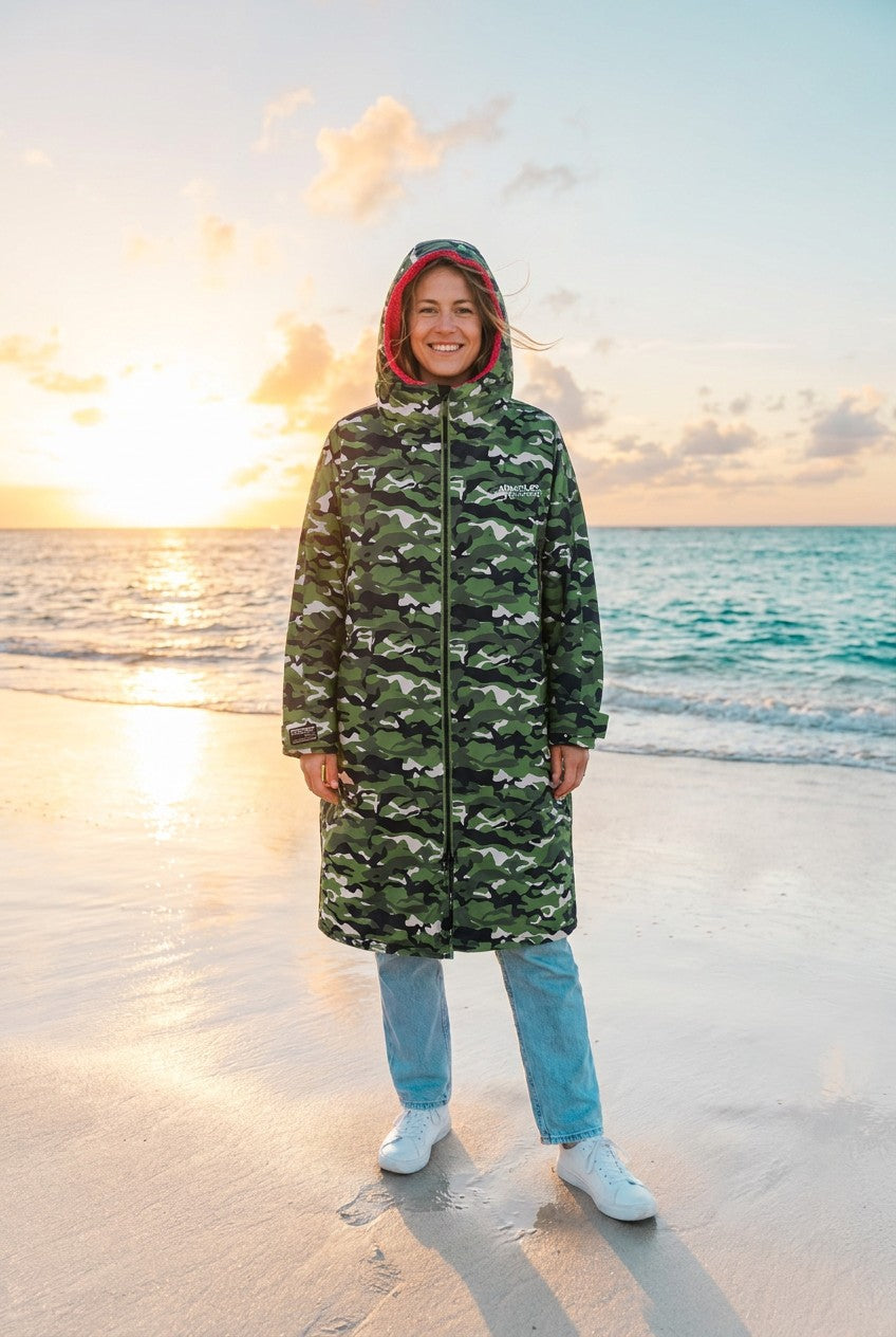 Regatta Umziehkleid Robe Regenmantel Knielang – TraumStück Sylt – Cactus Camo, Vorderansicht