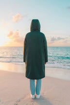 Regatta Umziehkleid Robe Regenmantel Knielang – TraumStück Sylt – Deep Pine, Rückansicht