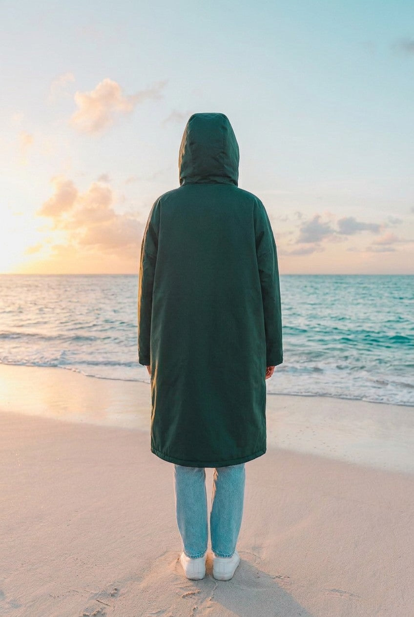 Regatta Umziehkleid Robe Regenmantel Knielang – TraumStück Sylt – Deep Pine, Rückansicht