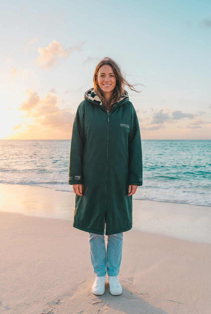 Regatta Umziehkleid Robe Regenmantel Knielang – TraumStück Sylt – Deep Pine, Vorderansicht