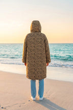 Regatta Umziehkleid Robe Regenmantel Knielang – TraumStück Sylt – Abstract Leopard, Rückansicht