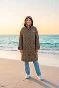 Regatta Umziehkleid Robe Regenmantel Knielang – TraumStück Sylt – Abstract Leopard, Vorderansicht