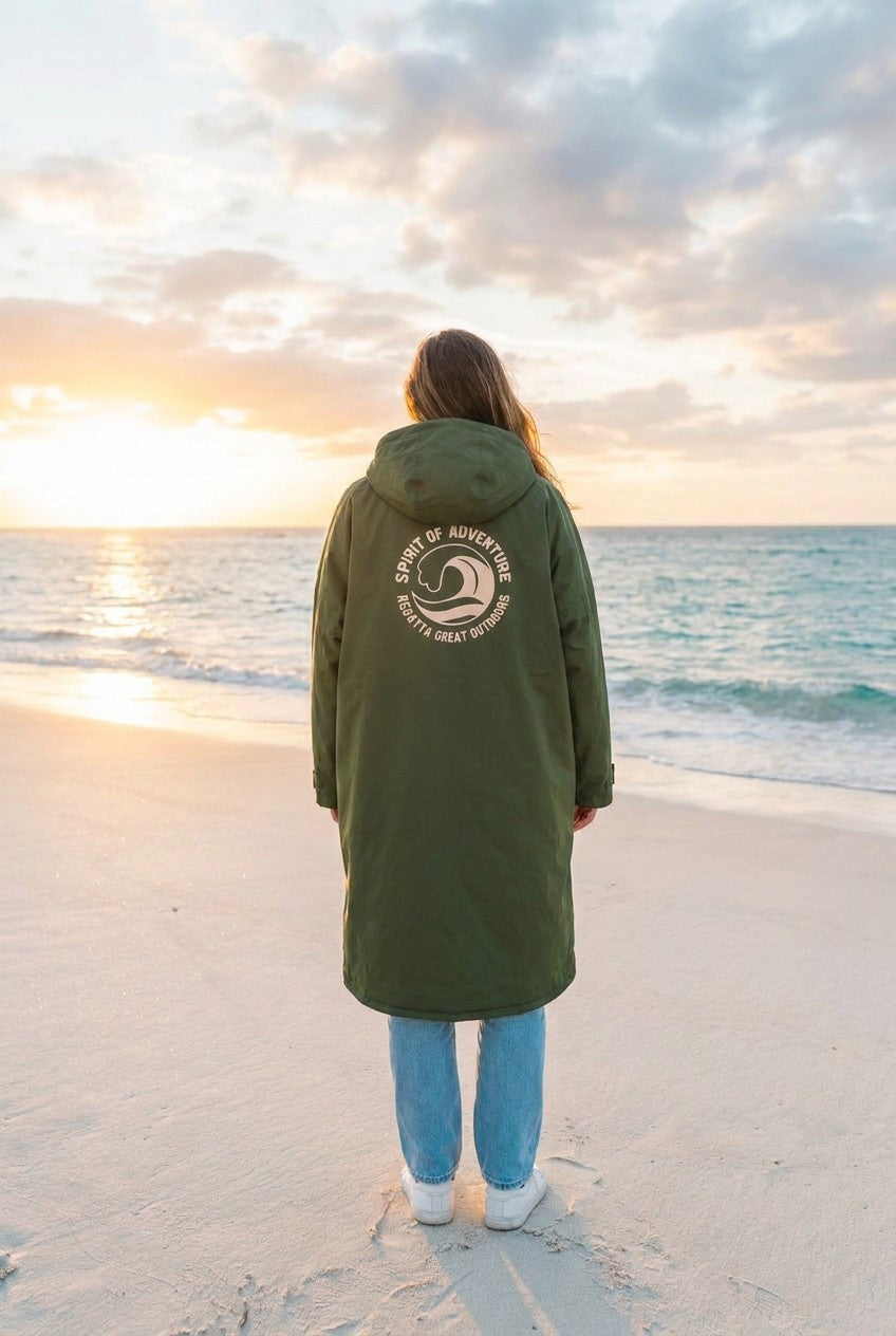 Regatta Umziehkleid Robe Regenmantel Knielang – TraumStück Sylt – Dark Khaki, Rückansicht