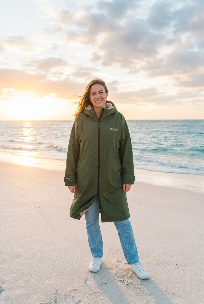 Regatta Umziehkleid Robe Regenmantel Knielang – TraumStück Sylt – Dark Khaki, Vorderansicht