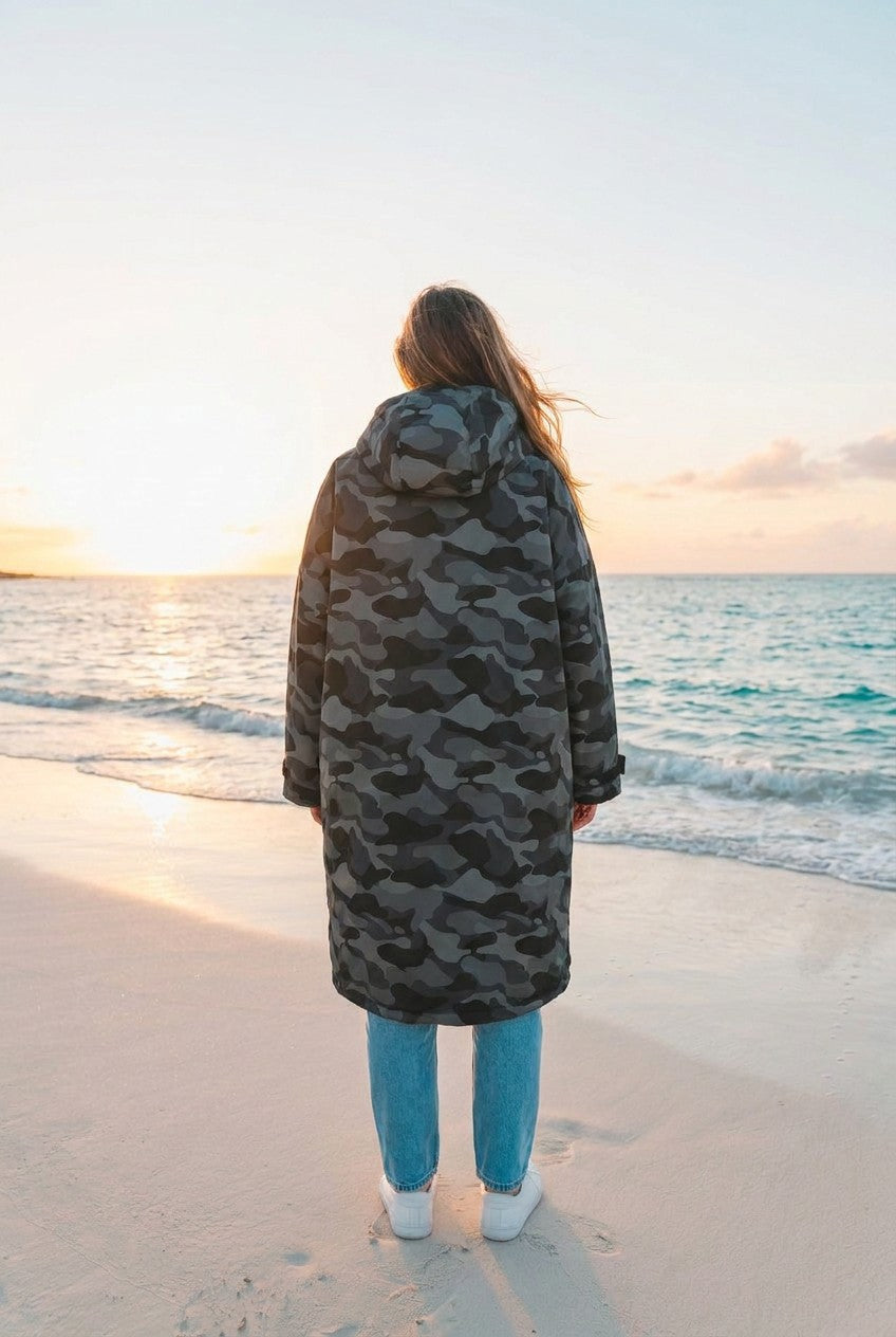 Regatta Umziehkleid Robe Regenmantel Knielang – TraumStück Sylt – Grey Camo, Rückansicht