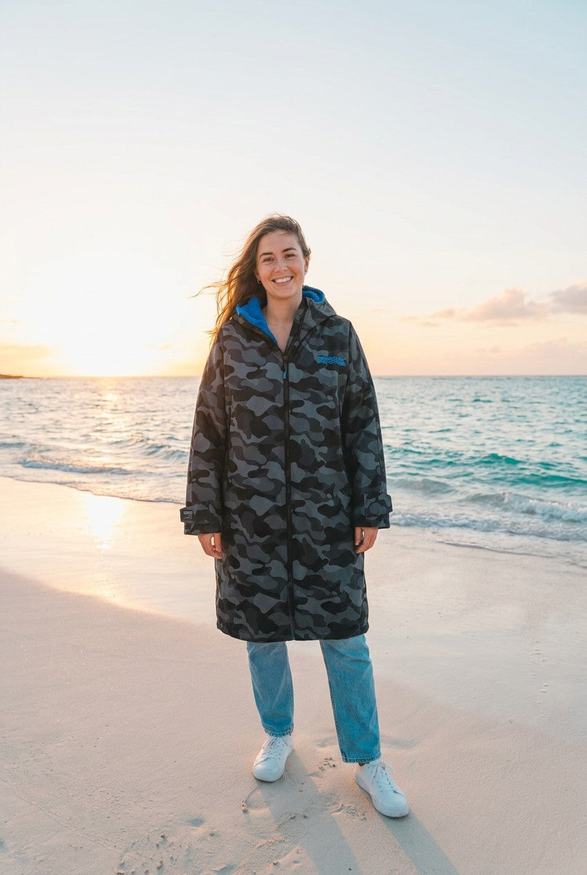 Regatta Umziehkleid Robe Regenmantel Knielang – TraumStück Sylt – Grey Camo, Vorderansicht